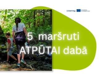 Baneris ar nosaukumu - 5 maršruti atpūtai dabā uz gaiši zaļa fona ar attēlu, kur redzama sieviete pārgājienā mežā