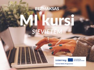 Sievietes rokas, kas strādā pie portatīvā datora. Pa virsu uzraksts - bezmaksas MI kursi sievietēm