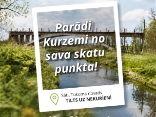 Ceļošanas akcijas "Panorama Kurzeme" afiša (1/4). Centrā foto rāmītis ar uzrakstu "Parādi Kurzemi no sava skatu punkta!" uz Tilta uz nekurieni fona (Sāti, Tukuma novads). Apakšā norādīts akcijas norises laiks: 10. – 31. augusts.