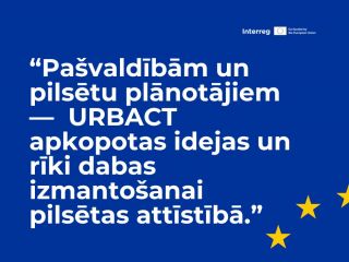 Zils informatīvs vizuālis ar citātu latviešu valodā par URBACT apkopotajām idejām un rīkiem dabas izmantošanai pilsētu attīstībā. Attēlā redzams Interreg un Eiropas Savienības līdzfinansējuma logo, kā arī Eiropas Savienības karoga zvaigžņu motīvs.