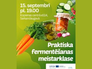 Reklāmas plakāts par praktisku fermentēšanas meistarklasi. Uz zaļa fona redzami dārzeņi un fermentēti produkti: burkāni, gurķi, redīsi, svaigi zaļumi un stikla burkas ar marinētiem dārzeņiem. Plakātā norādīta informācija: “15. septembrī pl. 19.00, Kopiena